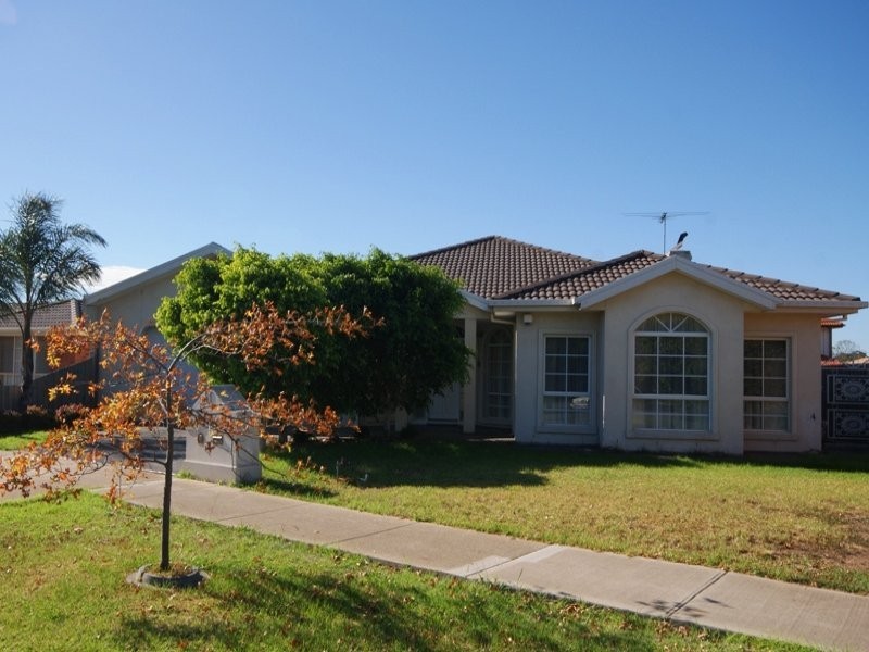 41 Pintail Crescent, Taylors Lakes VIC 3038