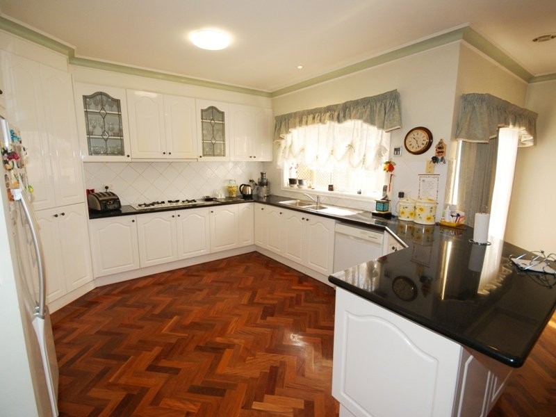 41 Pintail Crescent, Taylors Lakes VIC 3038