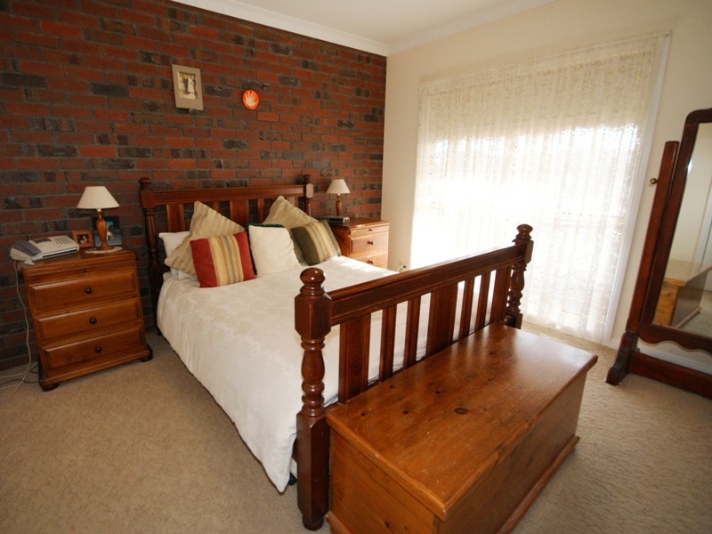 1 Broula Court, Taylors Lakes VIC 3038