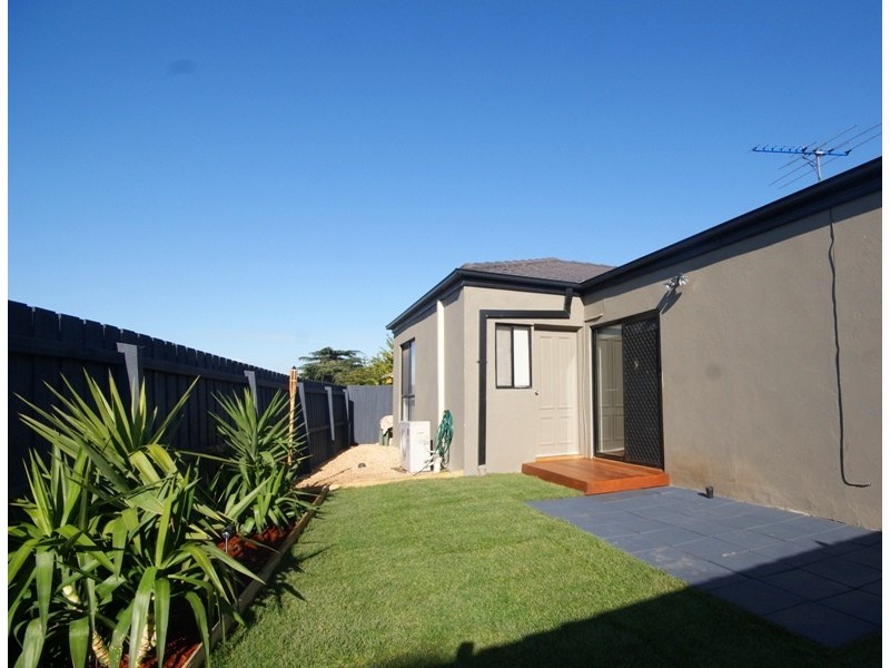 2/8 Walmer Avenue, St Albans VIC 3021