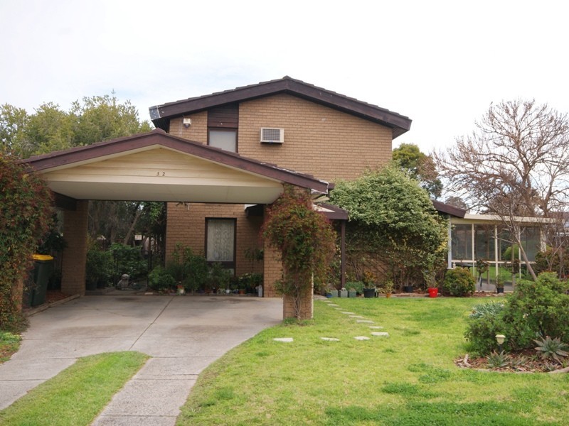 32 Akma Court, Taylors Lakes VIC 3038