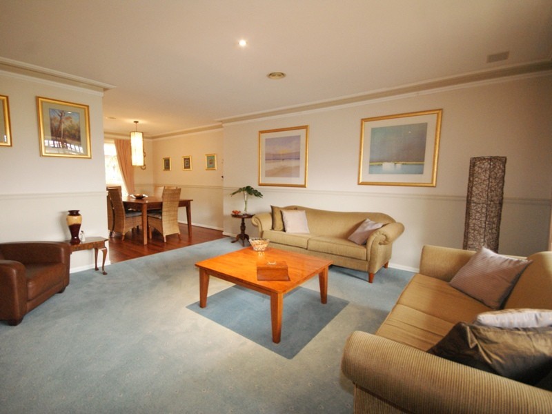 2 Strzelecki Court, Taylors Lakes VIC 3038