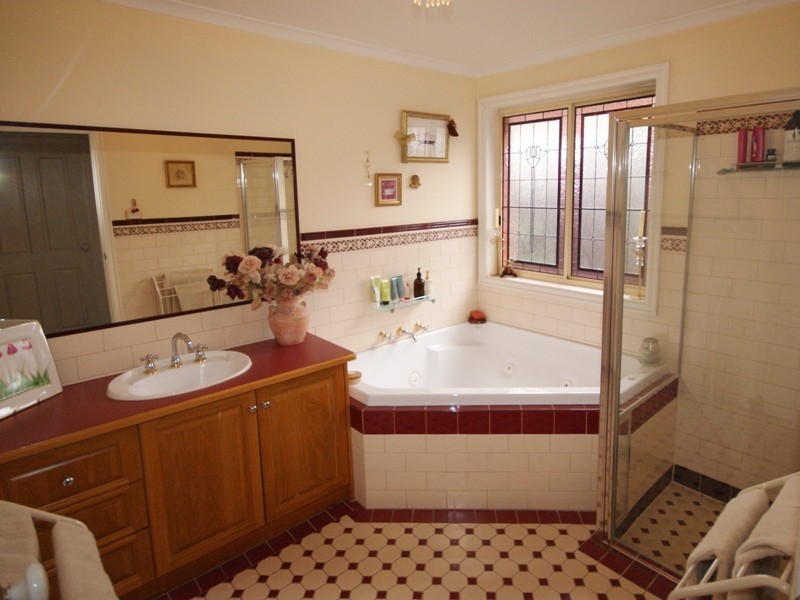 2 Strzelecki Court, Taylors Lakes VIC 3038