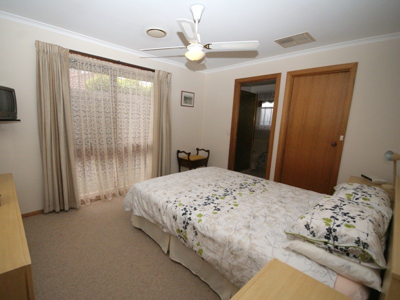 1/5 Gilbertson Street, Essendon VIC 3040