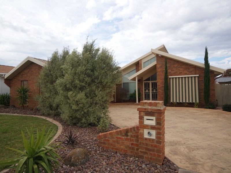 4 Bass Court, Taylors Lakes VIC 3038