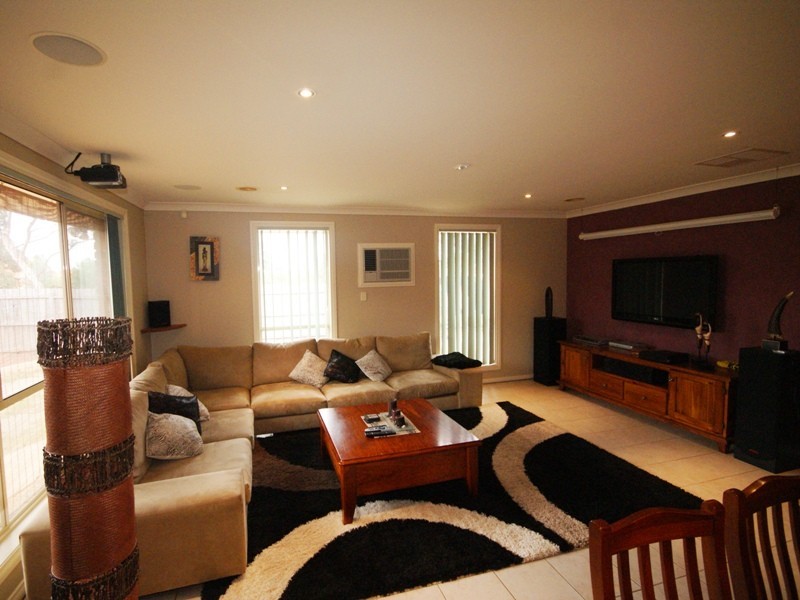 4 Bass Court, Taylors Lakes VIC 3038