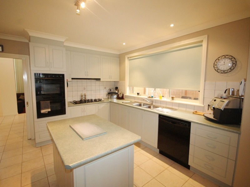 4 Bass Court, Taylors Lakes VIC 3038