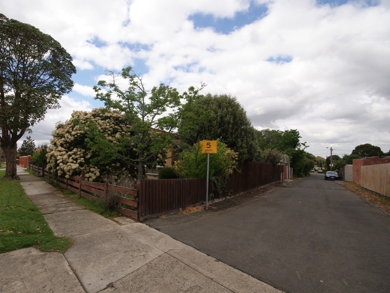 21 Balmoral Avenue, Strathmore VIC 3041