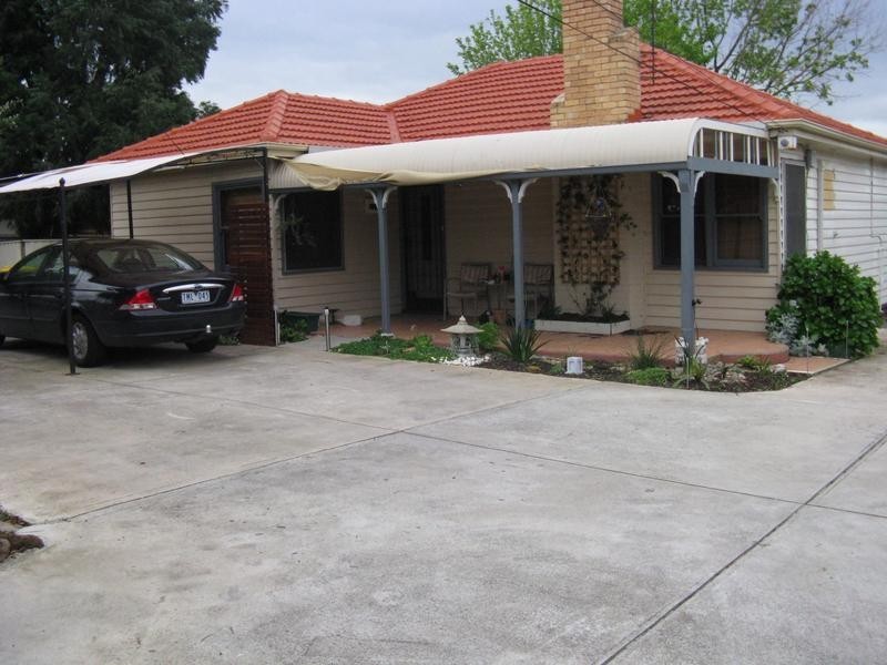 14 Military Road, Avondale Heights VIC 3034