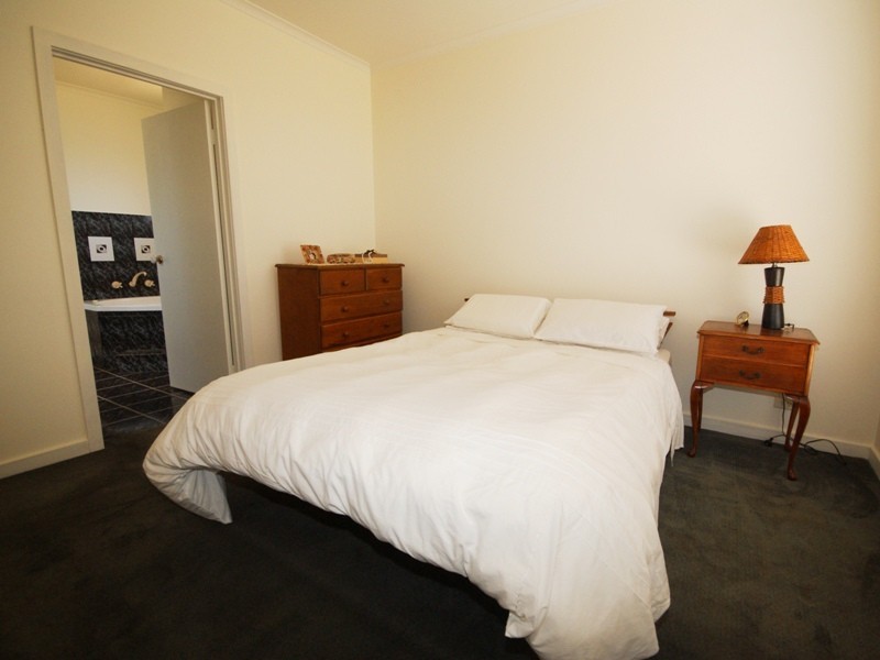 15 Kingsmead Close, Sunshine North VIC 3020