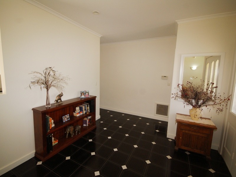 15 Kingsmead Close, Sunshine North VIC 3020