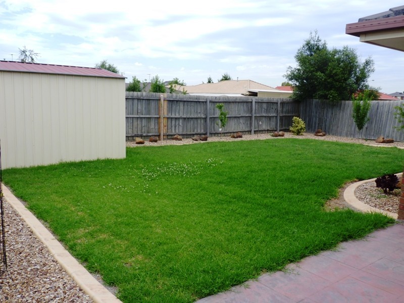 4 Ozzimo Drive, Hillside VIC 3037