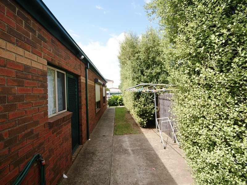 2/43 Cameron Street, Airport West VIC 3042