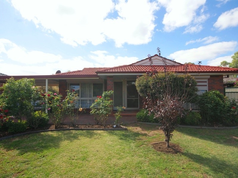 4 Cocopara Crescent, Taylors Lakes VIC 3038