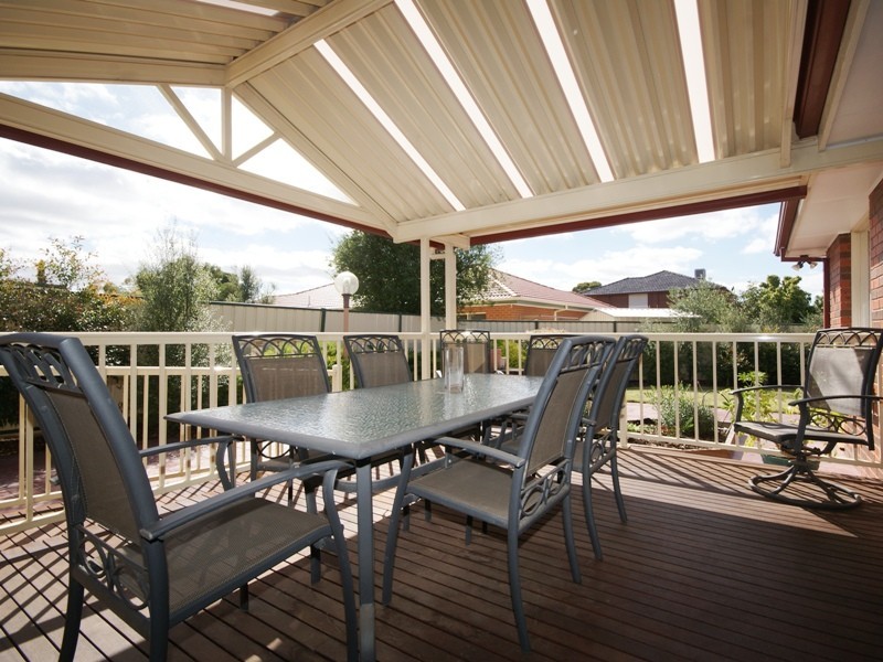 4 Cocopara Crescent, Taylors Lakes VIC 3038