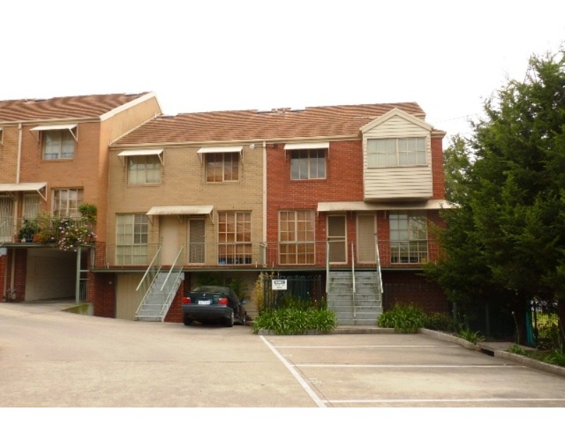 13/2 Ballarat Road, Footscray VIC 3011