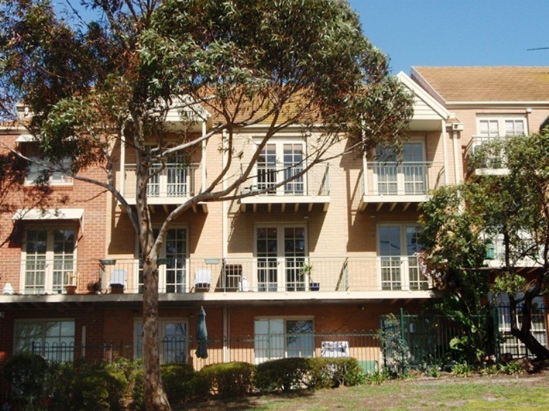 13/2 Ballarat Road, Footscray VIC 3011