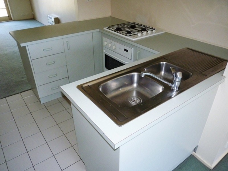 13/2 Ballarat Road, Footscray VIC 3011