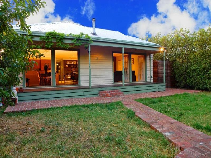 10 Fenacre Street, Strathmore VIC 3041