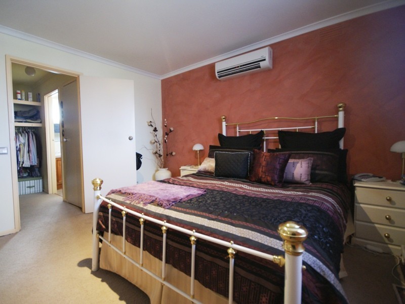 21 Koroit Place, Taylors Lakes VIC 3038