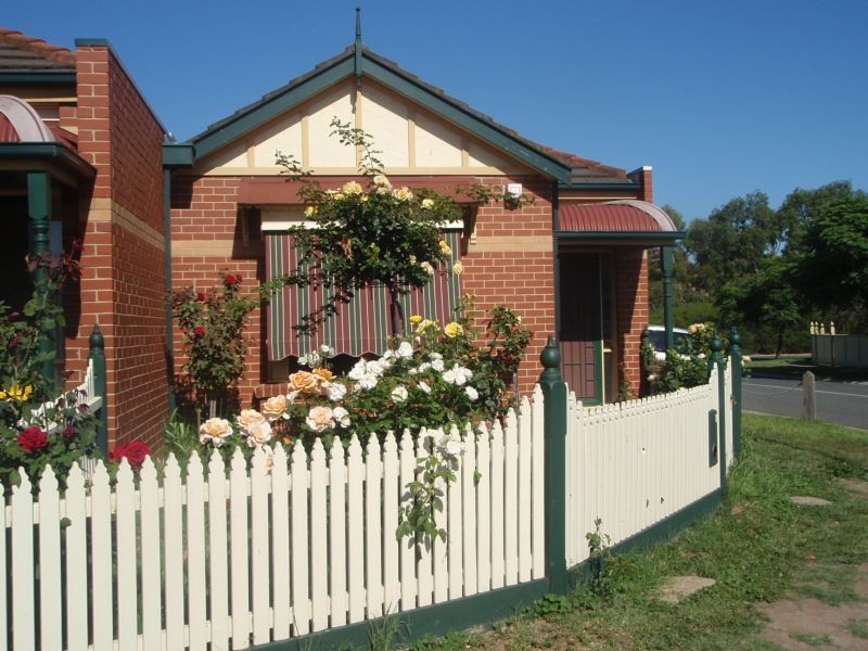 10 Parkside Boulevard, Pascoe Vale South VIC 3044