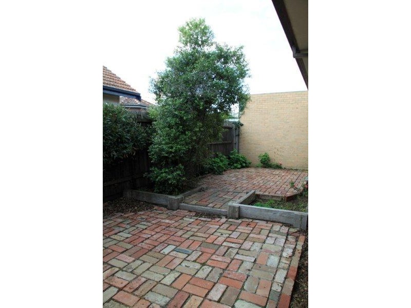 2/22 Windsor Avenue, Strathmore VIC 3041