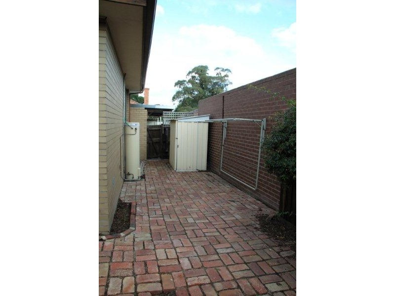 2/22 Windsor Avenue, Strathmore VIC 3041