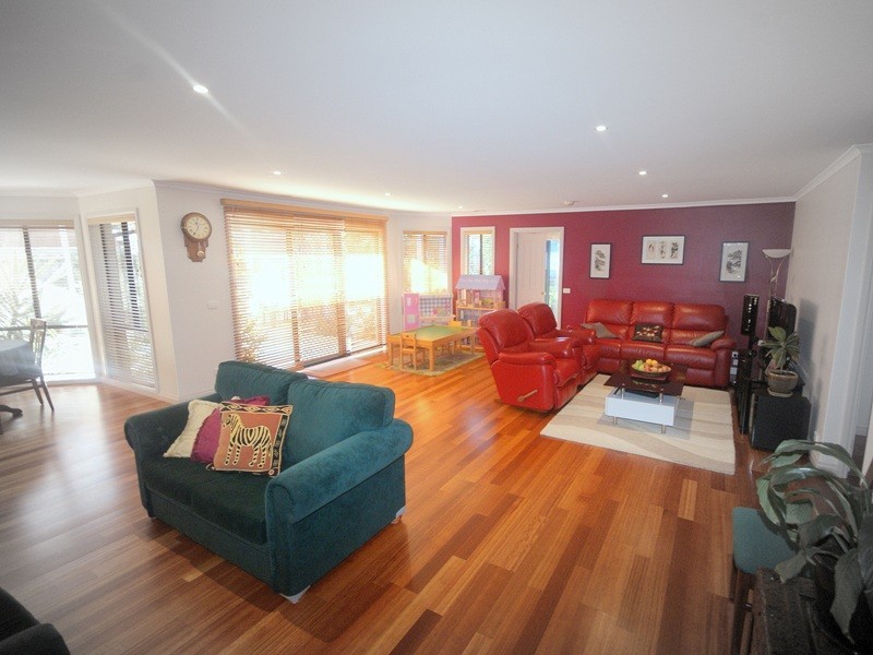 40 University Drive, Taylors Hill VIC 3037