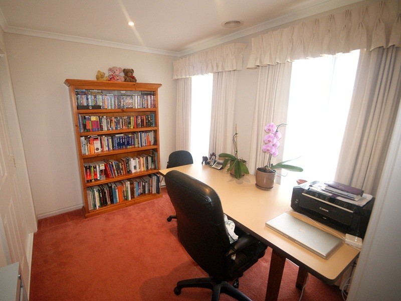 40 University Drive, Taylors Hill VIC 3037