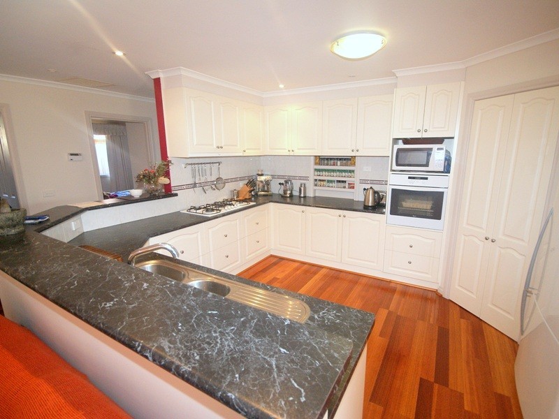 40 University Drive, Taylors Hill VIC 3037