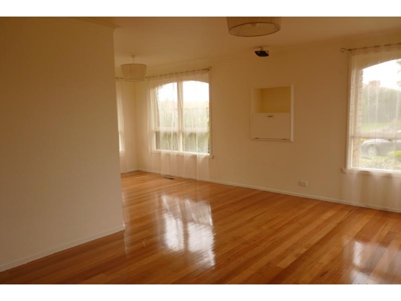 24 Burnleigh Drive, Gladstone Park VIC 3043