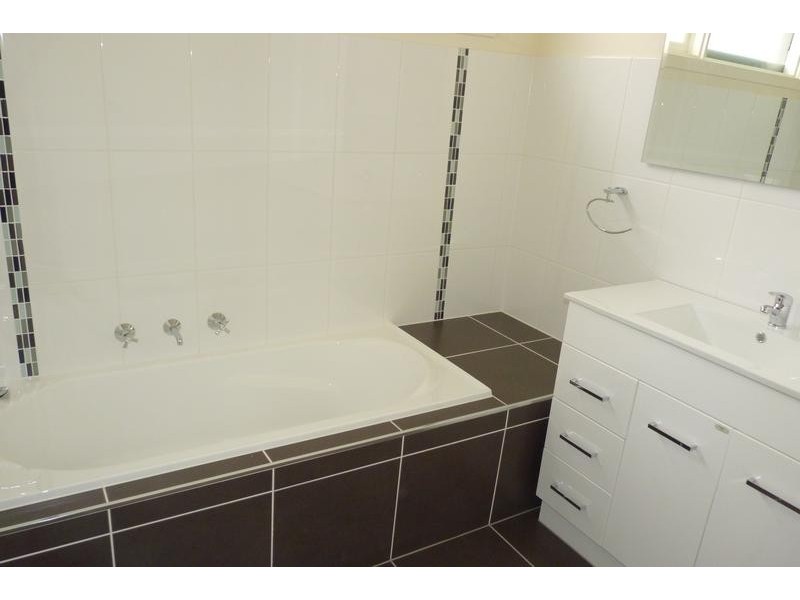 24 Burnleigh Drive, Gladstone Park VIC 3043