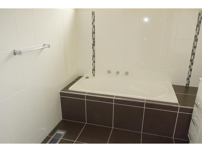 24 Burnleigh Drive, Gladstone Park VIC 3043