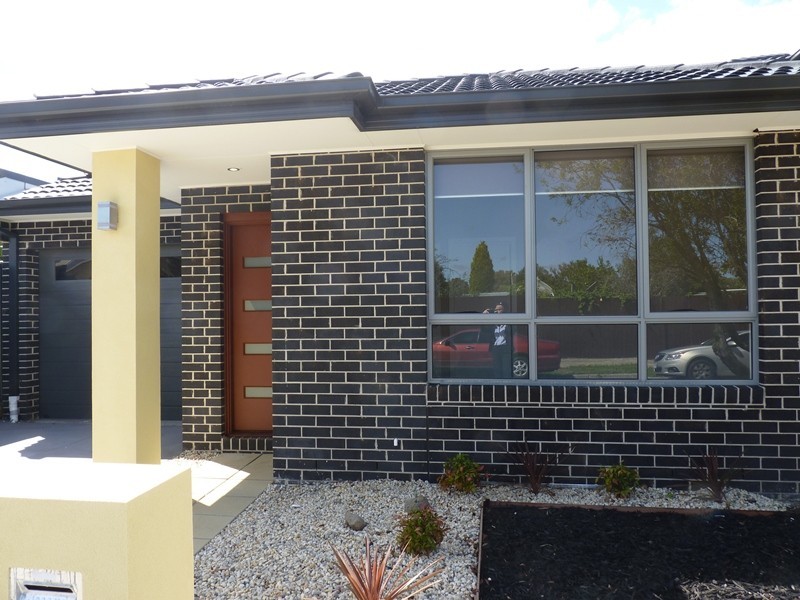 2/11 Sadie Street, Glenroy VIC 3046