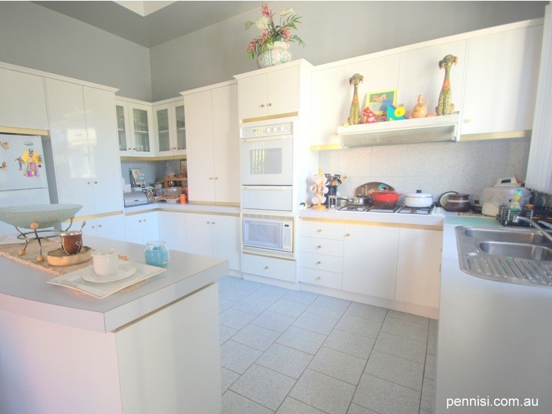 41 Surrey Drive, Keilor East VIC 3033