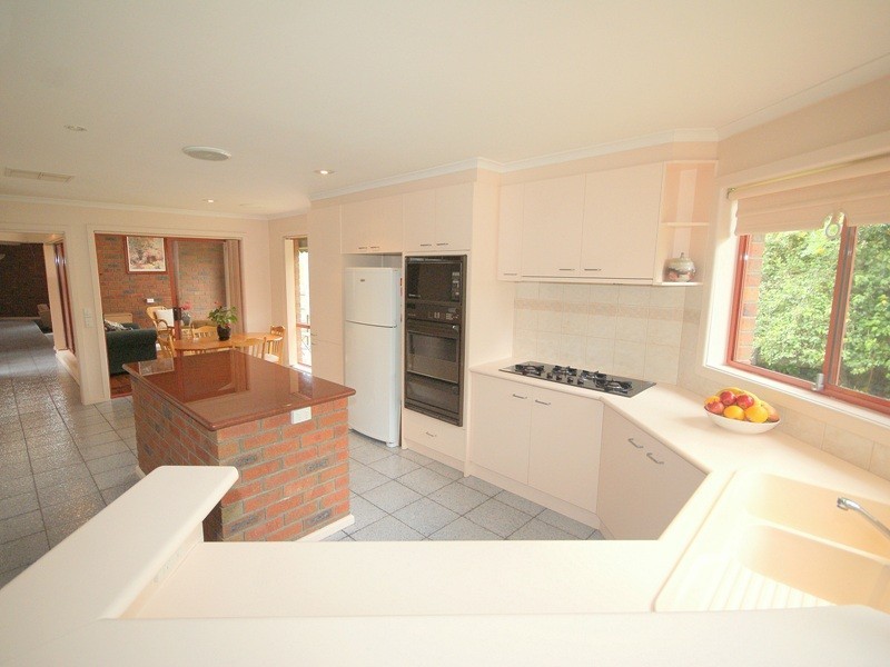 13 Rivoli Place, Taylors Lakes VIC 3038