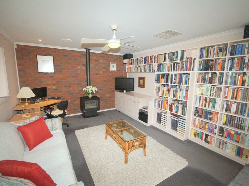 13 Rivoli Place, Taylors Lakes VIC 3038