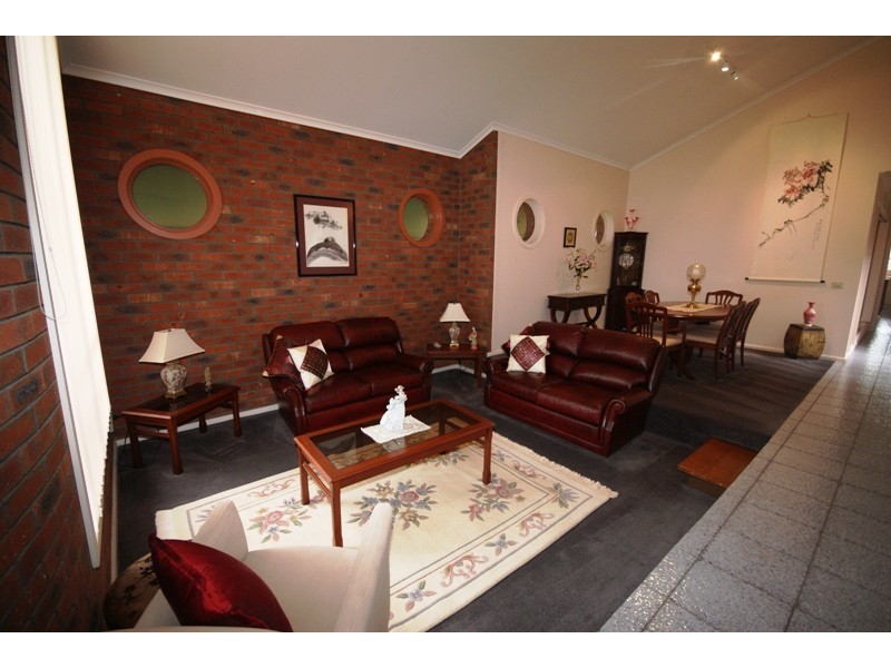 13 Rivoli Place, Taylors Lakes VIC 3038