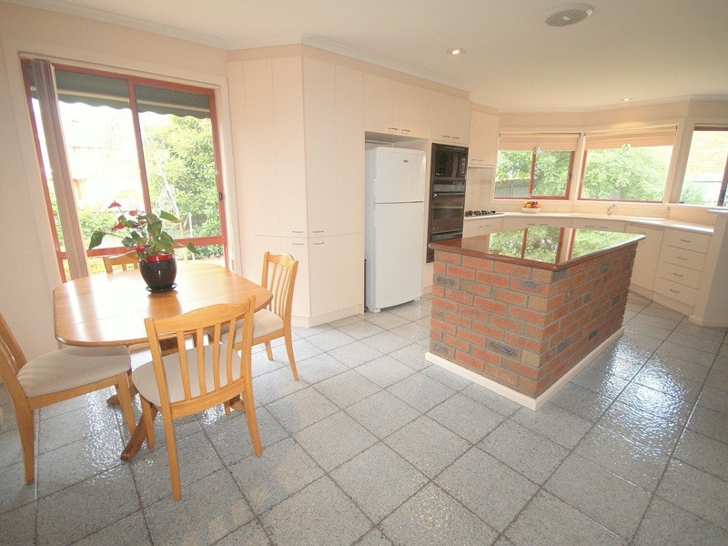 13 Rivoli Place, Taylors Lakes VIC 3038