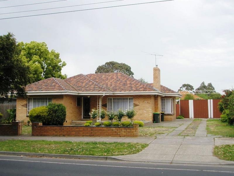 33 Rhodes Parade, Oak Park VIC 3046