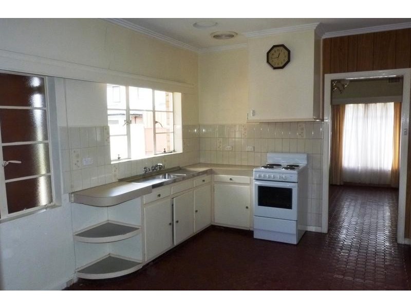 33 Rhodes Parade, Oak Park VIC 3046