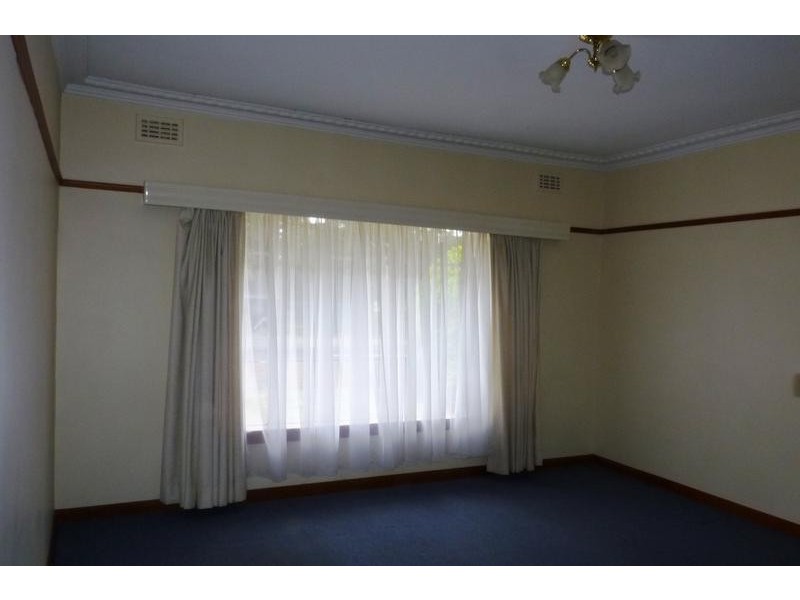 33 Rhodes Parade, Oak Park VIC 3046