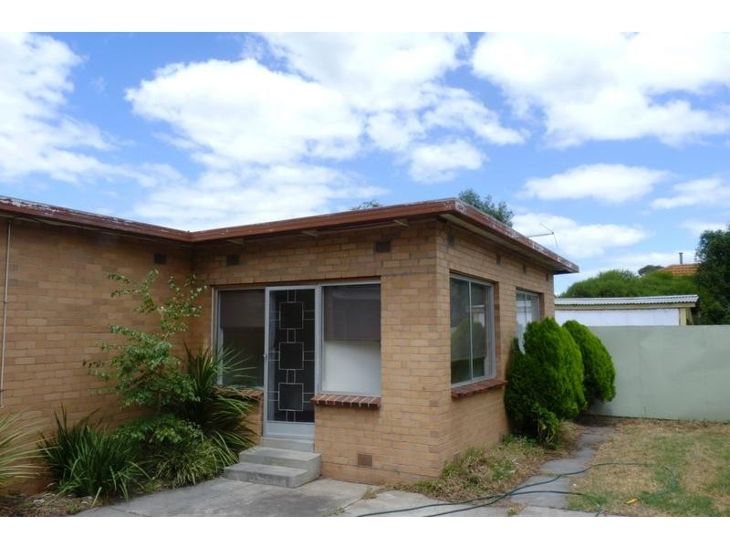 33 Rhodes Parade, Oak Park VIC 3046