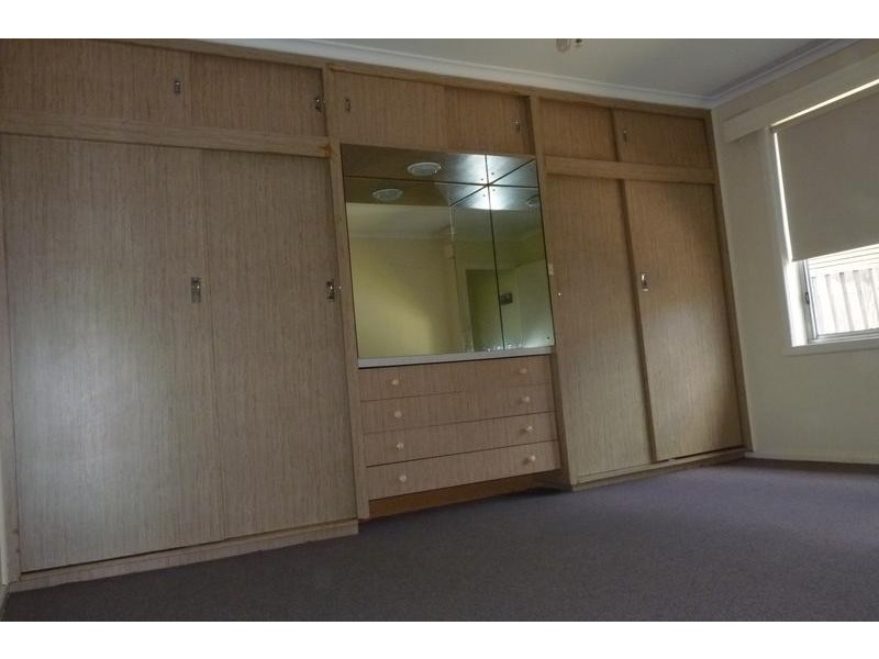 33 Rhodes Parade, Oak Park VIC 3046