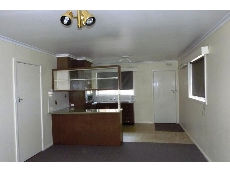 33 Rhodes Parade, Oak Park VIC 3046