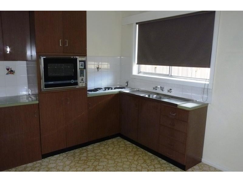 33 Rhodes Parade, Oak Park VIC 3046