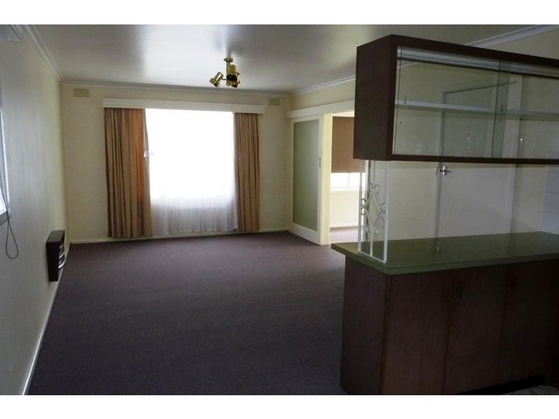 33 Rhodes Parade, Oak Park VIC 3046