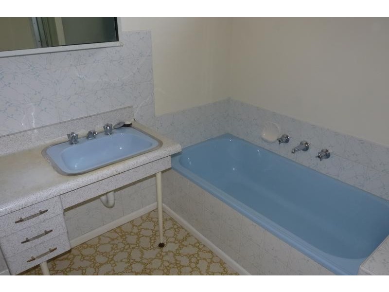 33 Rhodes Parade, Oak Park VIC 3046