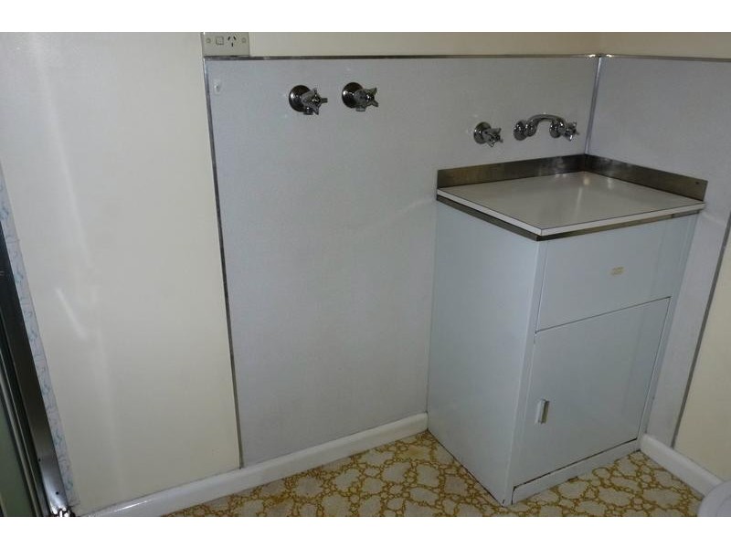 33 Rhodes Parade, Oak Park VIC 3046