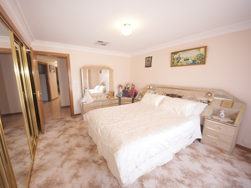 9 Constellation Court, Taylors Lakes VIC 3038